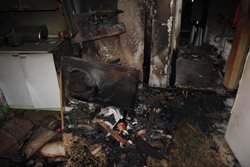 Požár bytu nad hasičskou zbrojnicí ve Velharticích. Uvnitř byla nalezena jedna osoba bez známek života