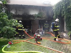 Čtyři jednotky hasičů zasahovaly u požáru garáže v Klimkovicích, který vznikl kvůli nedbalosti majitelky při domácích pracech.
