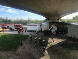 Dopravní nehoda tří kamionů uzavřela Pražský okruh