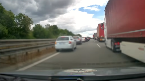 Holčička po nehodě náhle zvracela. Policisté ji eskortovali přímo do nemocnice