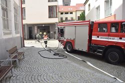 Takticé cvičení zásahu na požár objektu automatického zakladačového parkovacího domu