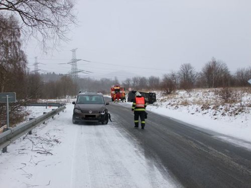 Autobus ve Starém Jiříkově sjel do příkopu.  