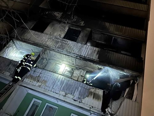 Noční požár bytového domu způsobil evakuaci osob a rozsáhlý zásah složek IZS