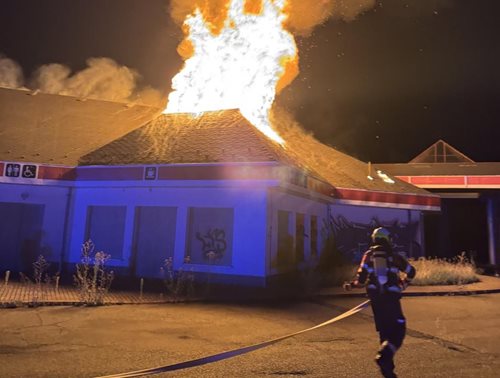 Požár bývalé čerpací stanice ve Studánce: Hasiči zasahovali s výškovou technikou