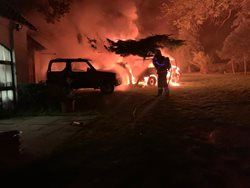 Na Berounsku v noci hořelo devět úmyslně zapálených vozidel