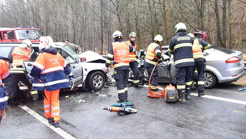 U Bečova se čelně srazila dvě osobní auta