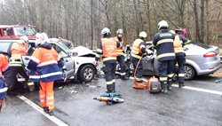 U Bečova se čelně srazila dvě osobní auta