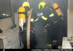 Hasiči zachránili jednu osobu při požáru bytu v Praze 3, sedm lidí bylo evakuováno