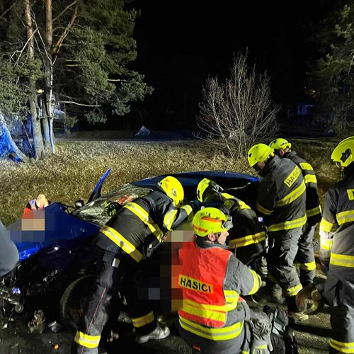 Vážná srážka vozidel si vyžádala zásah záchranářů