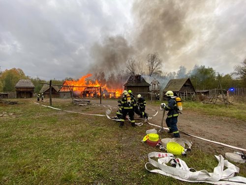 Požár poškodil několik dřevěných objektů ve skanzenu Řepora