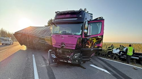 Převrácený přívěs právě blokuje dálnici. Hasiči pracují na vyproštění