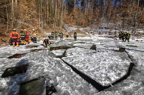 Otužování u zamrzlého jezírka skončilo úmrtím osoby