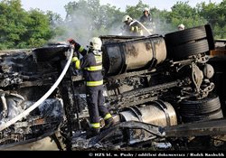 Převrácenému kamionu po nehodě na Jižní spojce dnes ráno hořel motor. Během zásahu byla Jižní spojka neprůjezdná.