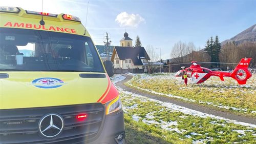 Těžký pád ze střechy při práci způsobil vážná zranění