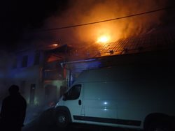 Ranní požár střechy stolárny v Pržně