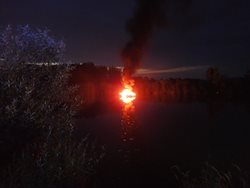 Hořící loď uprostřed řeky Moravy