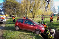 S vytažením malého Twinga musela ve Studénce pomoci velká Tatra