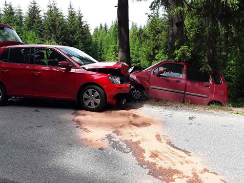 Při čelním střetu dvou osobních vozidel se zranili dva lidé
