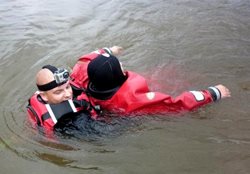 Hasiči zachránili tonoucího muže z rozvodněné řeky Moravy.