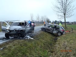 Dopravní nehoda tří osobních automobilů u Janovic nad Úhlavou s následným požárem jednoho z vozidel .