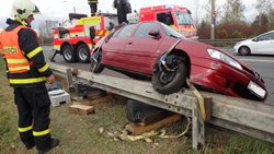 Vyprošťování peugeotu ze svodidel v Ostravě, zraněné dítě