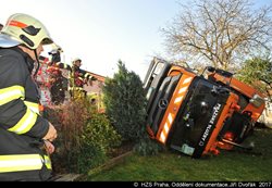 Popelářské auto bez řidiče se v úterý odpoledne převrátilo v pražské čtvrti Ruzyně do zahrady rodinného domu.Převrácený popelářský vůz zaměstnal hasiče do noci