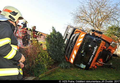 Popelářské auto bez řidiče se v úterý odpoledne převrátilo v pražské čtvrti Ruzyně do zahrady rodinného domu.Převrácený popelářský vůz zaměstnal hasiče do noci