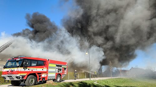 Požár zasáhl průmyslový objekt a způsobil obrovské škody