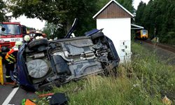 Na železničním přejezdu u Aše se dnes dopoledne srazil vlak s osobním autem. Hasiči vyprostili jednu osobu z auta, cestující ve vlaku jsou bez zranění 