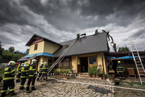 V Kounově na Rychnovsku hořel rodinný dům. Požár způsobila technická závada na motorce. 