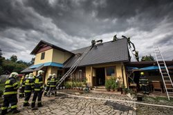 V Kounově na Rychnovsku hořel rodinný dům. Požár způsobila technická závada na motorce. 