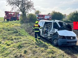 Srážka dodávky a osobního vlaku
