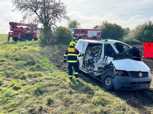 Srážka dodávky a osobního vlaku