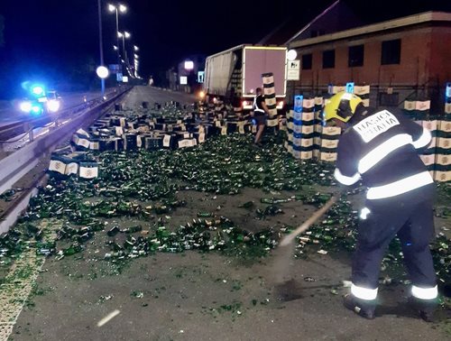 Strakonická v Praze paralyzována: Po nehodě ji pokryly rozbité pivní lahve