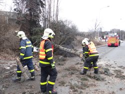 Silný vítr zaměstnává moravskoslezské hasiče od čtvrteční půlnoci