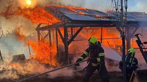 Požár u rodinného domu ohrozil okolí i techniku