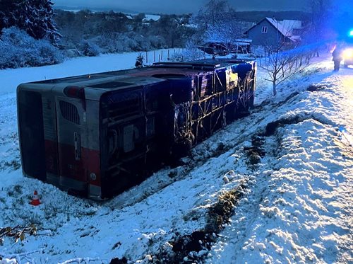 Vážná nehoda autobusu: Vozidlo skončilo na boku, zasahovaly jednotky IZS