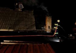 Požár střechy rodinného domku v Písečné, Jesenicko.