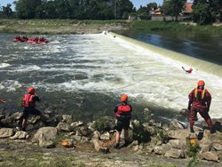 Profesionální hasiči cvičili záchranu na vodě