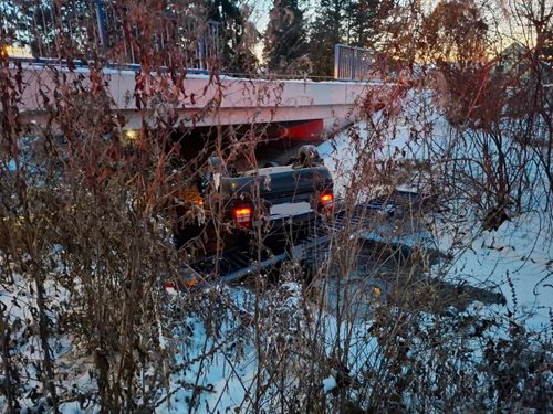 Zledovatělé silnice způsobily několik nehod, auta skončila mimo vozovku