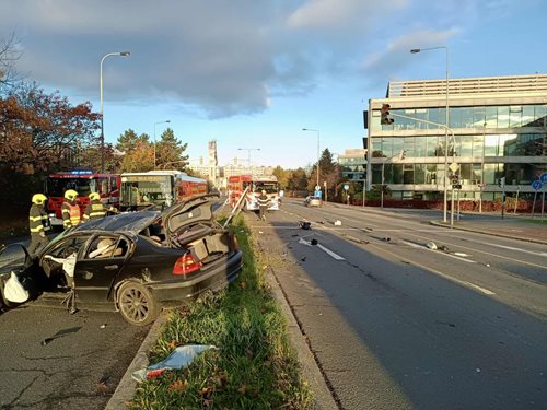 Auto narazilo do semaforu, zasahovali hasiči i záchranáři