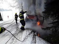 Vůz na Pelhřimovsku začal po nárazu do stromu hořet, zranili se dva lidé