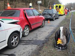 Na velikonoční pondělí srážka čtyř osobních automobilů si vyžádala jedno zranění. Děti dostaly od hasičů dráčky Záchranáčky.