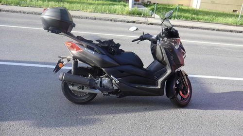 Ranní střet motorky a dodávky má nejasný průběh. Policie hledá svědky nehody