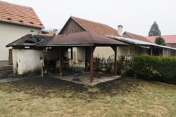 V Pitíně požár poškodil střechu udírny s přístřeškem.
