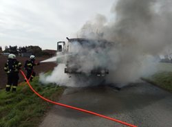 Požár zničil kabinu nákladního vozidla, zbytek hasiči před požárem uchránili