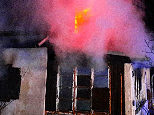 Požár chaty zaměstnal hasiče a odhalil nebezpečí tlakových lahví