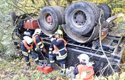 Nákladní auto se při pádu ze svahu převrátilo na střechu