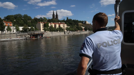 Policisté zachránili tonoucího muže. Letní kontroly u vody pokračují naplno