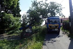 Hasiči z Karvinska likvidovali zlomený strom s drátem, opřený o popelářský vůz